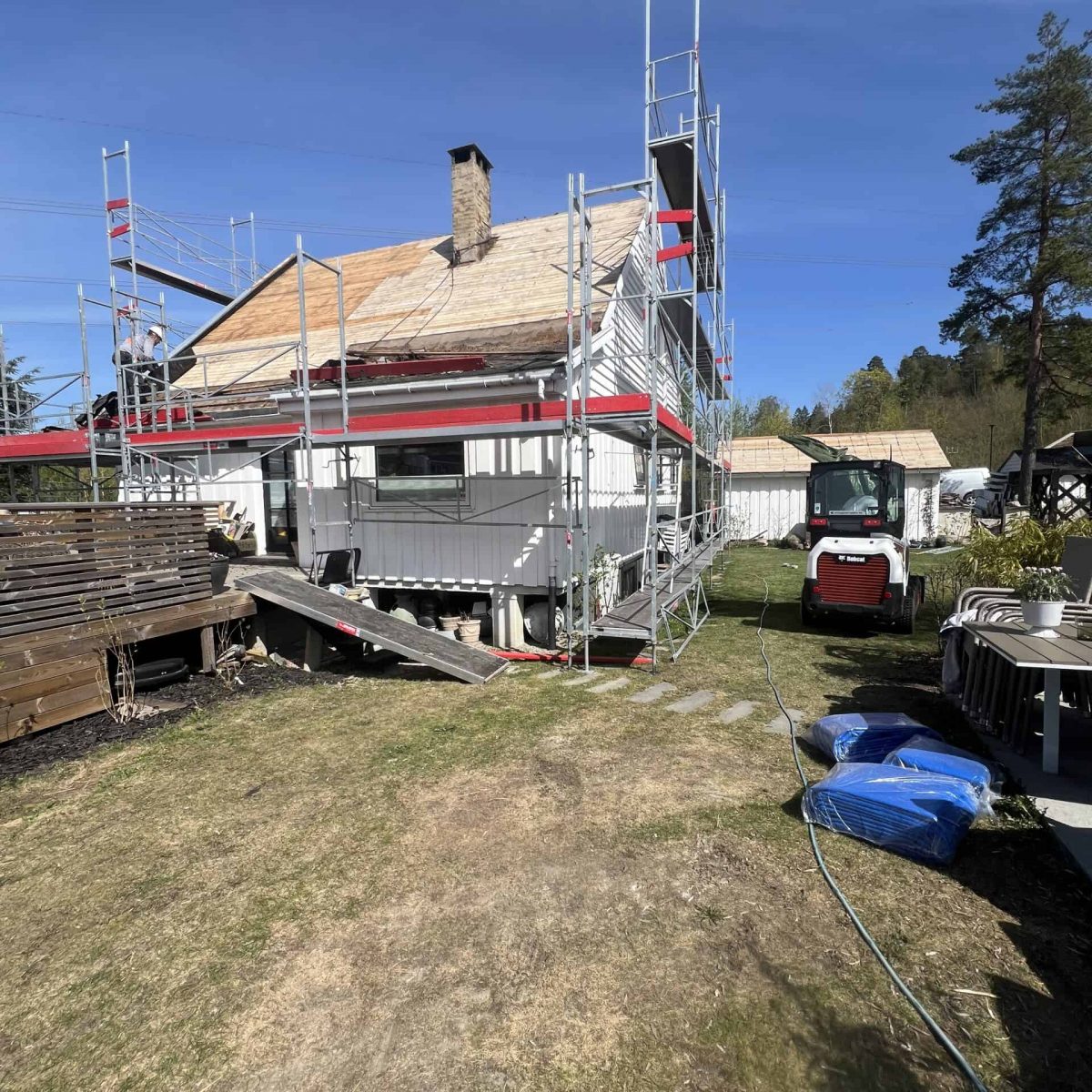 byggetjenester Oslo Byggproffene - Husoppussing og Takarbeid under oppføring med sikkerhetsplattform. Fremdrift i byggeprosjekt, eksperthåndverk.