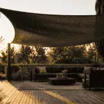 bâche micro perforée pour jardin tendue sur terrasse élégante