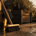 nettoyer dalle de terrasse avec balai brosse et seau