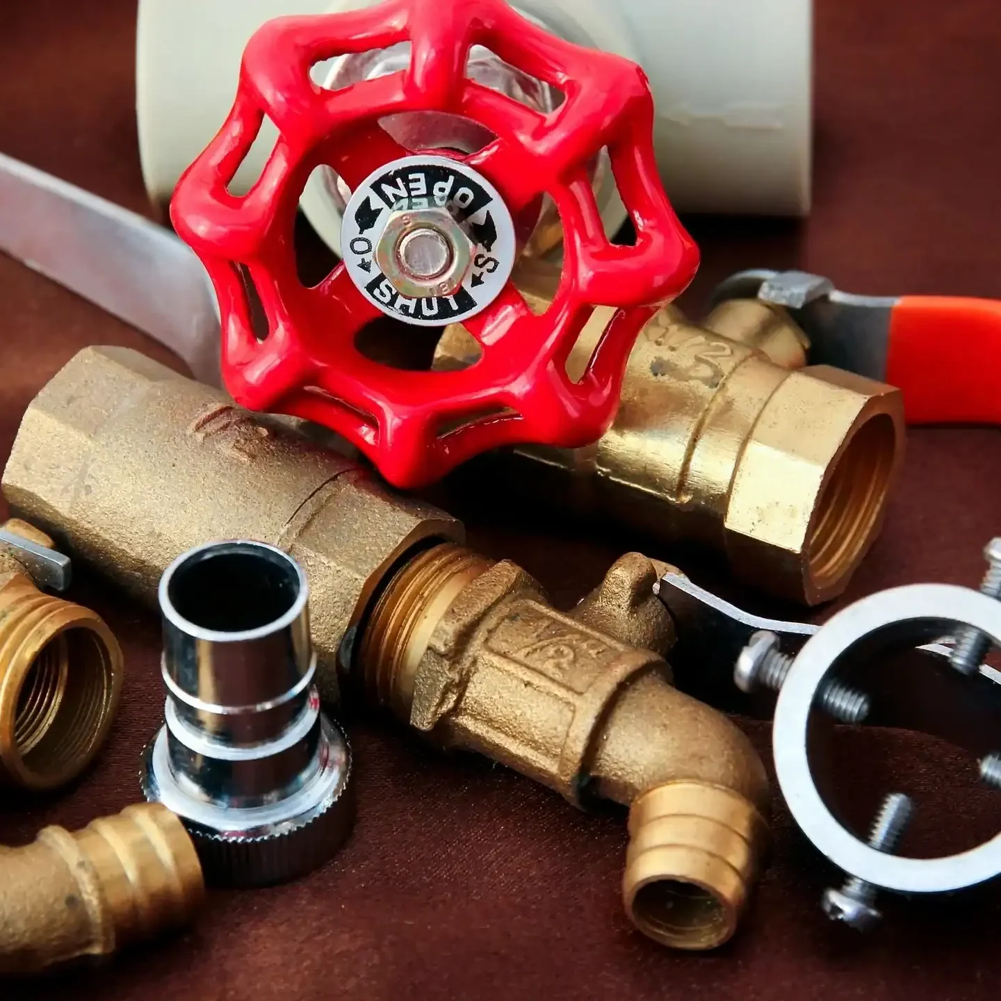 Brass-Plumbing-Valves-And-Pipe-Fittings-Hardware