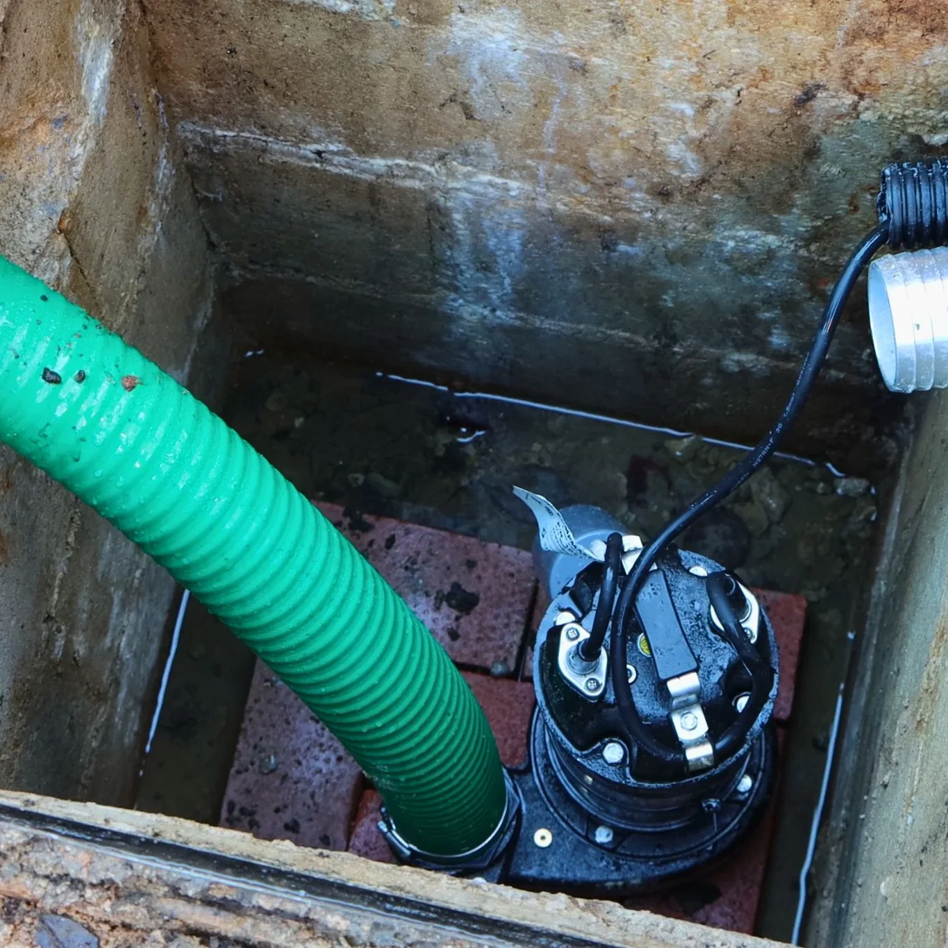 Submersible-Sump-Pump-In-Concrete-Basement-Pit