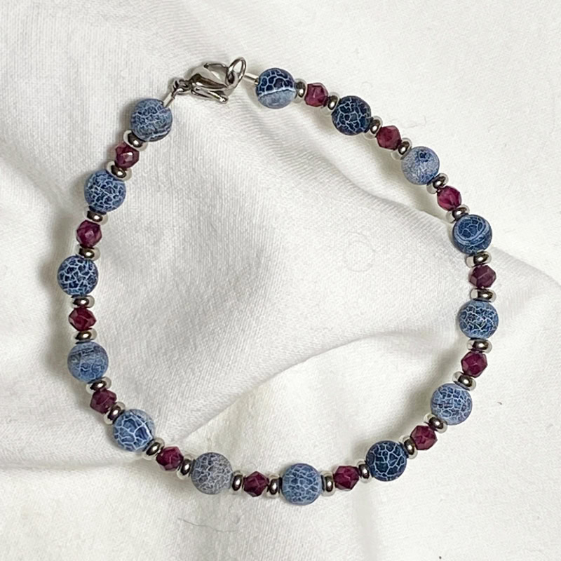 Bracciale in acciaio e pietre naturali di Agata Blu e Granato