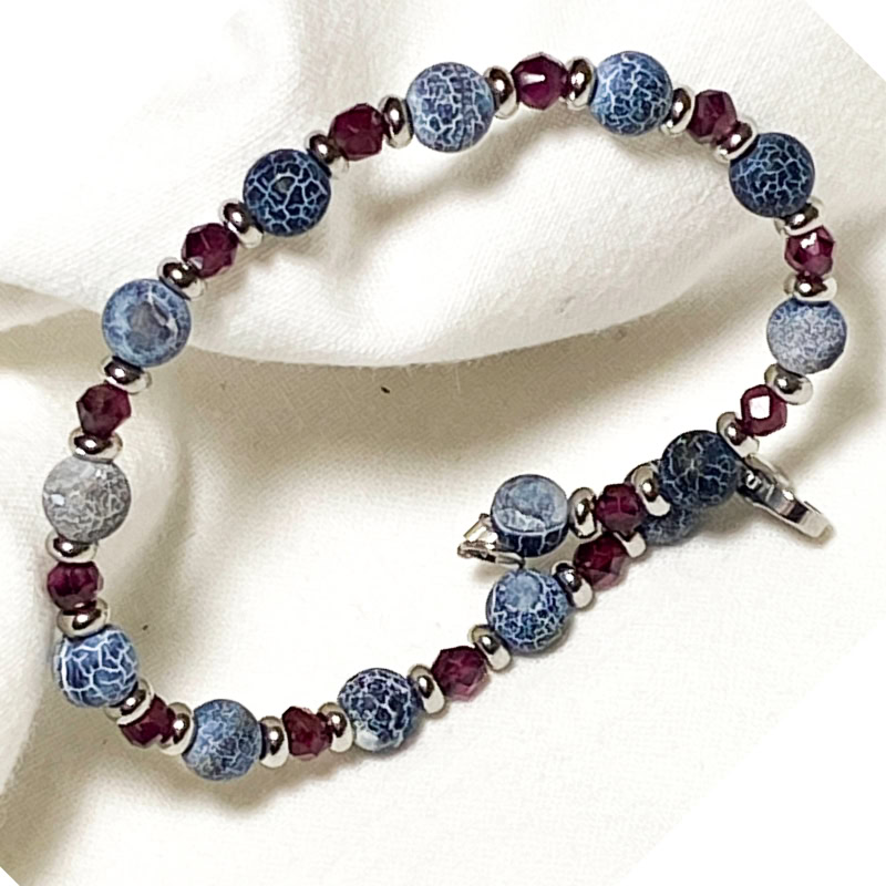 Bracciale in acciaio e pietre naturali di Agata Blu e Granato