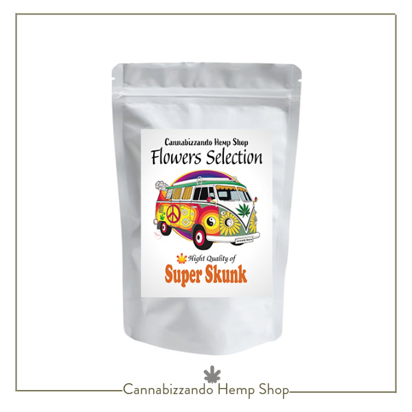 La Super Skunk si distingue per i suoi grossi fiori pesanti e compatti dal gusto deciso. Il suo profumo intenso e travolgente richiama la classica varietà di Skunk e la sua alta percentuale di CBD la rende molto rilassante