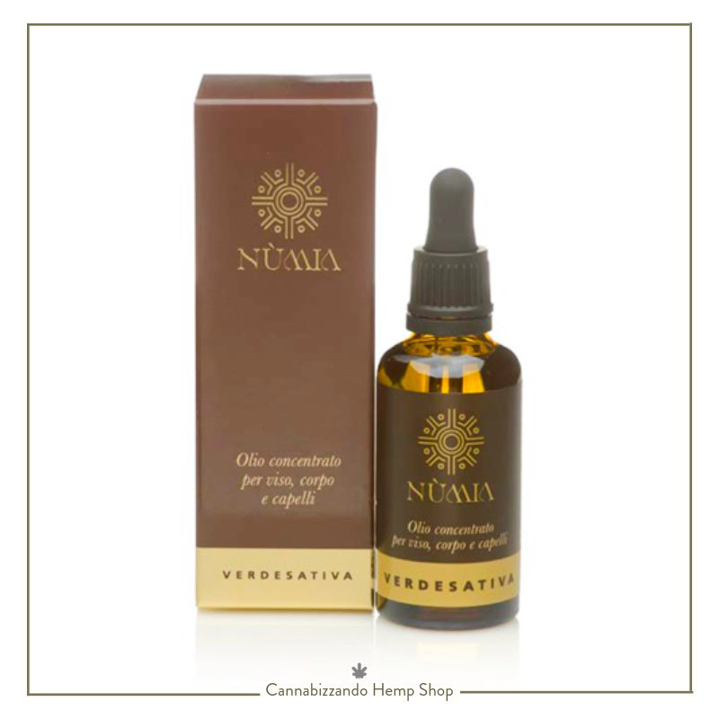 Verdesativa - Nùmia olio multifunzionale per viso, corpo e capelli Olio naturale multifunzionale per viso, corpo e capelli, arricchito con un mix prezioso di olio di Canapa, Argan e Jojoba, noti per le loro proprietà nutrienti, elasticizzanti e protettive. Ideale per la cura quotidiana di viso, corpo e punte dei capelli. Lascia la pelle morbida e i capelli setosi, regalando una piacevole sensazione di benessere. Non unge.