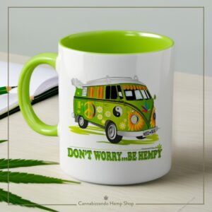 Questa originale tazza in ceramica bianca con manico ed interno di colore verde pistacchio, con una finitura liscia e lucida, è il compagno ideale per le tue pause quotidiane. L’immagine è stata realizzata da un designer locale e stampata digitalmente su ceramica di alta qualità, garantendo lunga durata e sicurezza alimentare. Grazie alla sua eccellente capacità di trattenere il calore, è perfetta per sorseggiare un tè caldo o un caffè aromatico, e si adatta perfettamente all'uso in lavastoviglie e microonde.