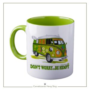 Questa originale tazza in ceramica bianca con manico ed interno di colore verde pistacchio, con una finitura liscia e lucida, è il compagno ideale per le tue pause quotidiane. L’immagine è stata realizzata da un designer locale e stampata digitalmente su ceramica di alta qualità, garantendo lunga durata e sicurezza alimentare. Grazie alla sua eccellente capacità di trattenere il calore, è perfetta per sorseggiare un tè caldo o un caffè aromatico, e si adatta perfettamente all'uso in lavastoviglie e microonde.