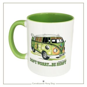 Questa originale tazza in ceramica bianca con manico ed interno di colore verde pistacchio, con una finitura liscia e lucida, è il compagno ideale per le tue pause quotidiane. L’immagine è stata realizzata da un designer locale e stampata digitalmente su ceramica di alta qualità, garantendo lunga durata e sicurezza alimentare. Grazie alla sua eccellente capacità di trattenere il calore, è perfetta per sorseggiare un tè caldo o un caffè aromatico, e si adatta perfettamente all'uso in lavastoviglie e microonde.