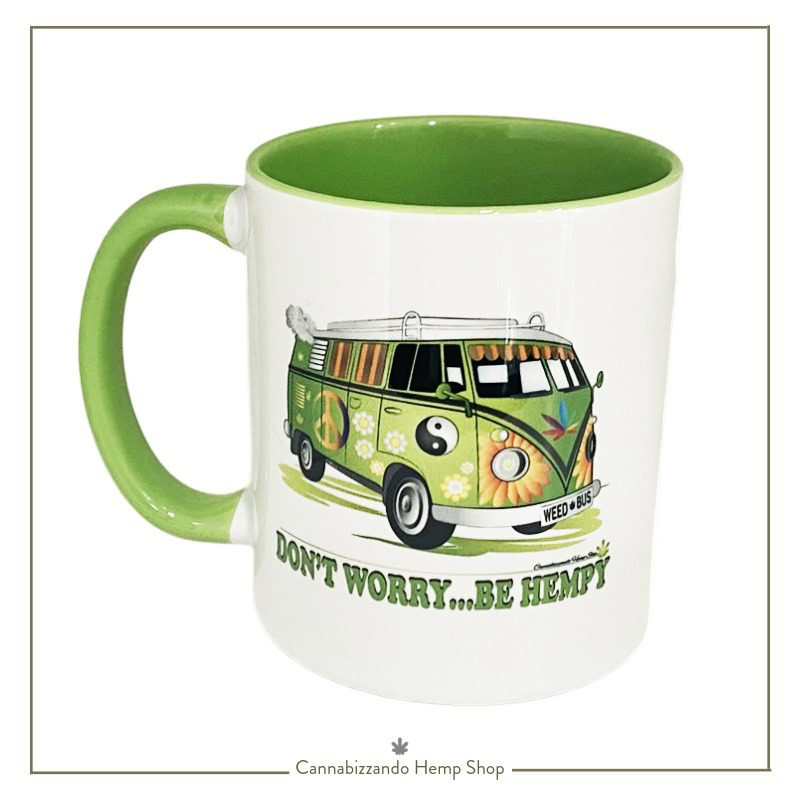 Questa originale tazza in ceramica bianca con manico ed interno di colore verde pistacchio, con una finitura liscia e lucida, è il compagno ideale per le tue pause quotidiane. L’immagine è stata realizzata da un designer locale e stampata digitalmente su ceramica di alta qualità, garantendo lunga durata e sicurezza alimentare. Grazie alla sua eccellente capacità di trattenere il calore, è perfetta per sorseggiare un tè caldo o un caffè aromatico, e si adatta perfettamente all'uso in lavastoviglie e microonde.