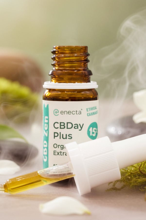 Ritrova il tuo benessere mentale in maniera naturale con il CBD di CBDay Plus 15 % Full Spectrum
CBDay Plus è un olio di CBD 15 % full spectrum naturale. Grazie alla sua formula in costante innovazione, l’olio CBD 15% ti aiuterà a gestire il tuo benessere mentale in modo efficace. Con una concentrazione di CBD del 15% e la presenza di CBC (cannabicromene) è il supporto mentale ideale dopo una giornata impegnativa e logorante. Completano la formulazione CBN (cannabinolo), CBG (cannabigerolo) e una selezione di terpeni funzionali come il mircene e il beta-cariofillene, in grado di alleviare la tensione fisica e muscolare. I terpeni e i cannabinoidi scelti per questa formula agiscono in sinergia con l’estratto di foglie di canapa.