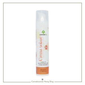 Crema viso solare SPF 50 Cannabilla flacone ecosostenibile La Crema Viso Solare SPF 50 Cannabilla è molto più di una semplice protezione: è un vero trattamento quotidiano che unisce la massima sicurezza dei filtri solari fotostabili a una potente azione idratante e lenitiva. Studiata per chi cerca una texture invisibile e ultra-fluida, protegge il viso dal foto-invecchiamento e dallo stress ossidativo, lasciando la pelle morbida e rigenerata.