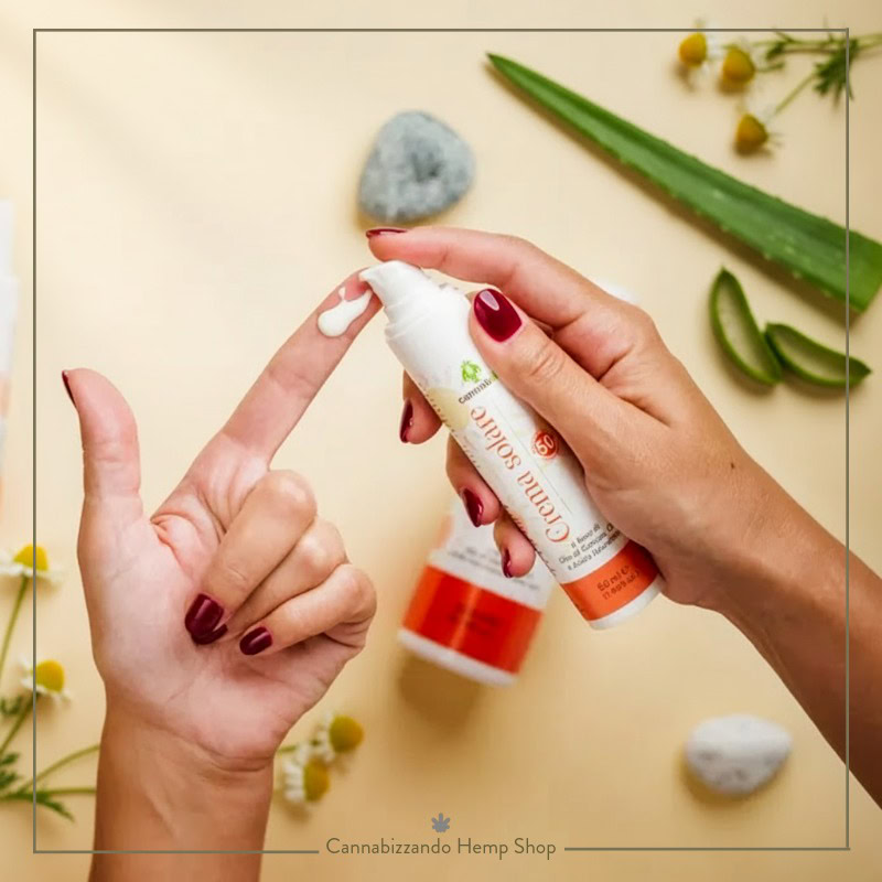 Crema viso solare SPF 50 Cannabilla flacone ecosostenibile La Crema Viso Solare SPF 50 Cannabilla è molto più di una semplice protezione: è un vero trattamento quotidiano che unisce la massima sicurezza dei filtri solari fotostabili a una potente azione idratante e lenitiva. Studiata per chi cerca una texture invisibile e ultra-fluida, protegge il viso dal foto-invecchiamento e dallo stress ossidativo, lasciando la pelle morbida e rigenerata.