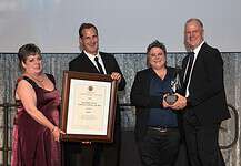 KWV Duimpie Bayly Veritas Vertex Trophy Elsabé Ferreira (Veritas organiser and marketer)_ Justin Corrans and Izele van Blerk (KWV)_ and Christo Pienaar (Chair of Veritas)