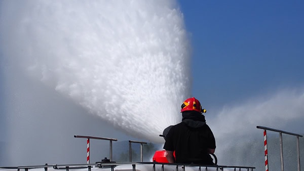 Flexible and sturdy extinguishing technology on land and at sea