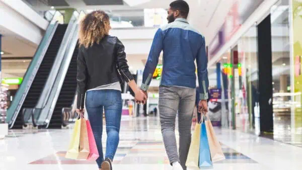 Online sales push malls to offer more