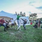 Capri XL 170 m² palapinė vestuvėms – svečiai prie palapinės