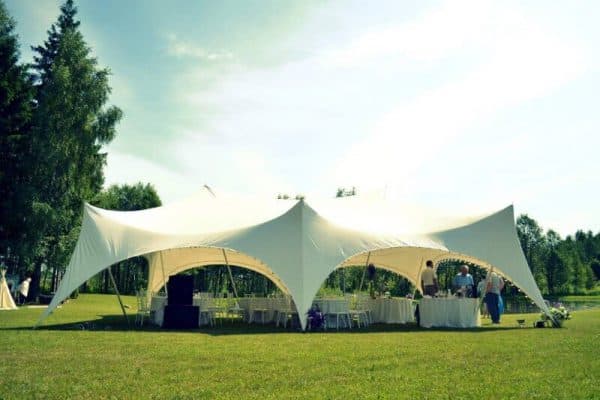 Capri L palapinė 100 m² vestuvėms – apvalių stalų išdėstymas