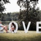 Šviečiančių raidžių LOVE nuoma vestuvėms - montavimas dienos metu