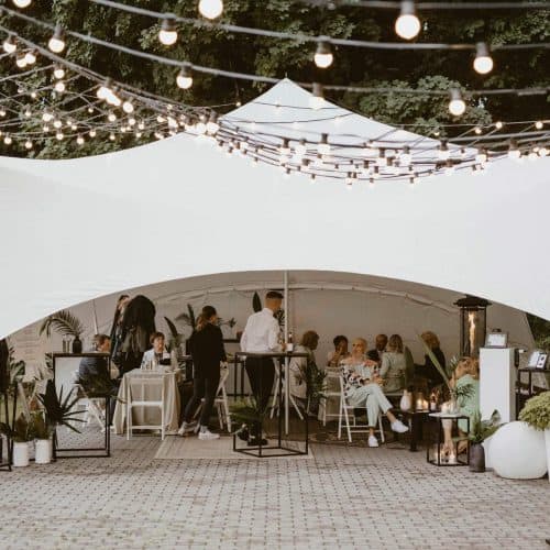 Capri M palapinė 70 m² vestuvėms – uždarytas vienas šonas
