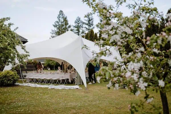 Capri M palapinė 70 m² vestuvės– kėdžių ir stačiakampių stalų išdėstymas