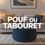 Pouf ou tabouret côte à côte dans un salon contemporain