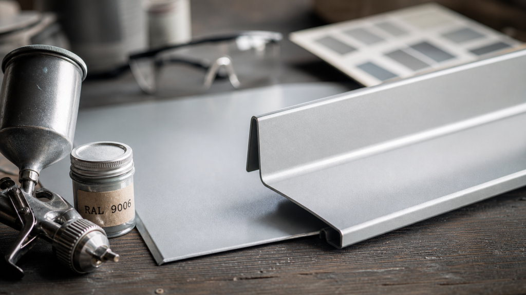 RAL 9006 : Pourquoi choisir ce gris aluminium pour vos projets industriels et déco ?