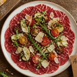Accompagnement carpaccio de boeuf avec roquette, parmesan et pain