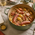 Réchauffer la choucroute en cocotte sur table rustique