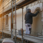 Ravalement ITE ouvrier isolant façade