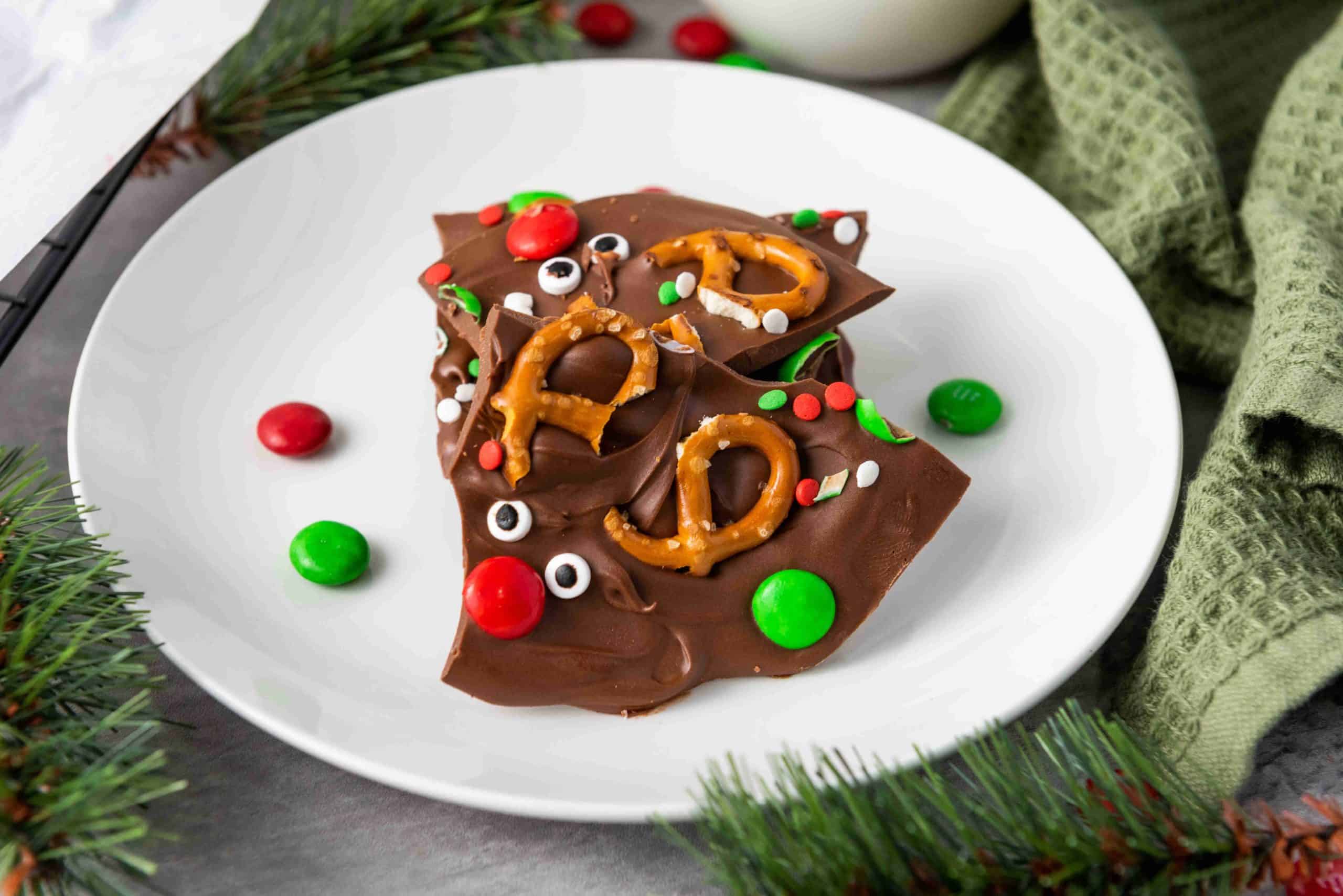 Reindeer chocolate with pretzels and M&Ms (Christmas bark)