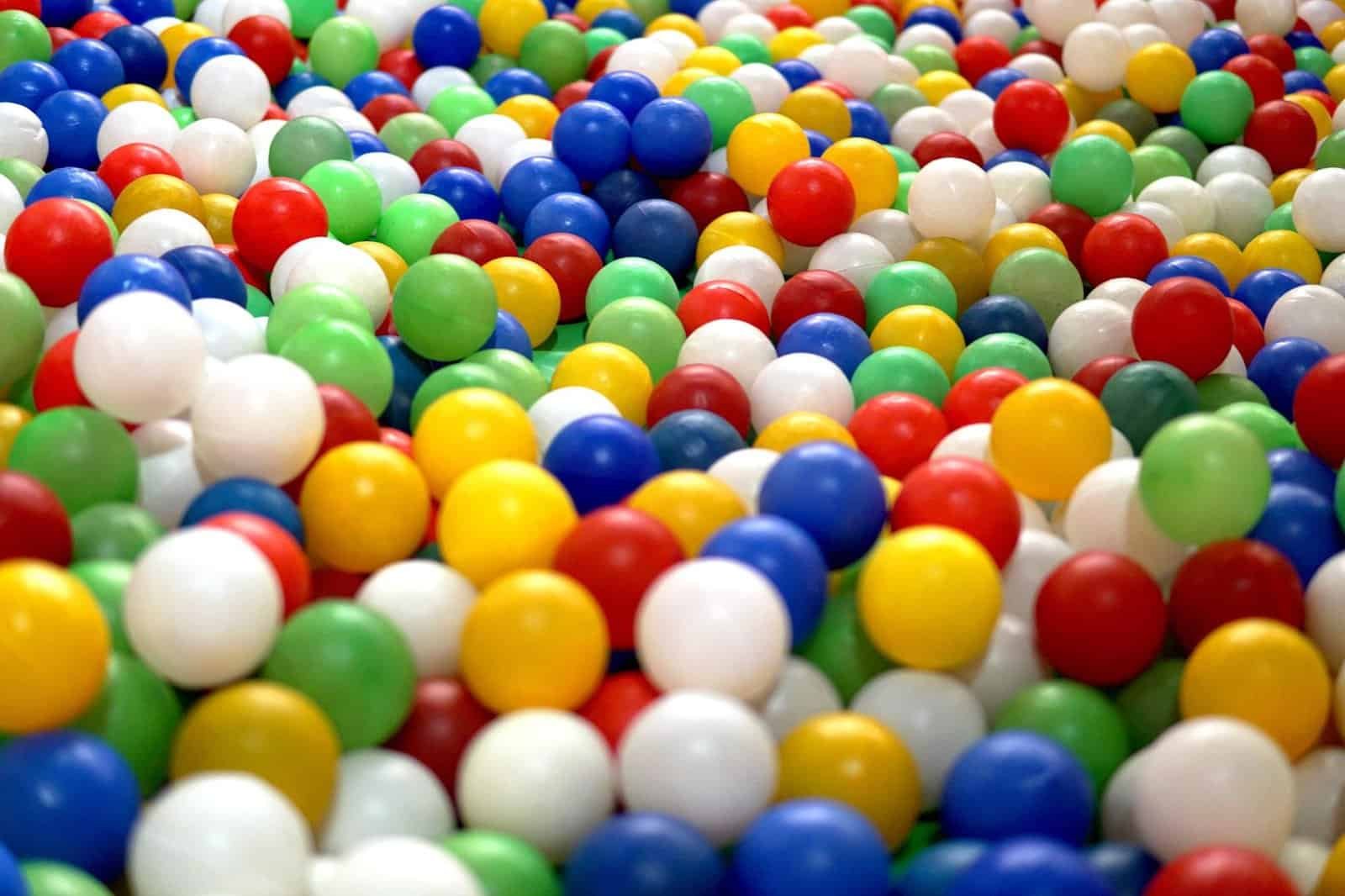 Plastic balls pit