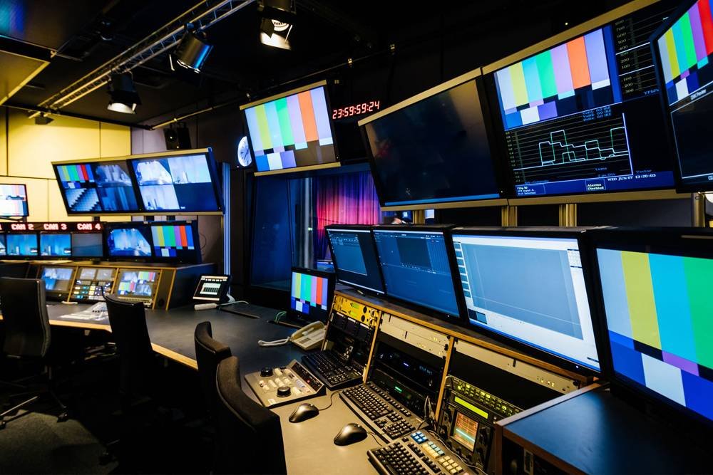 broadcasting booth - Fox Broadcasting - Chris Hood