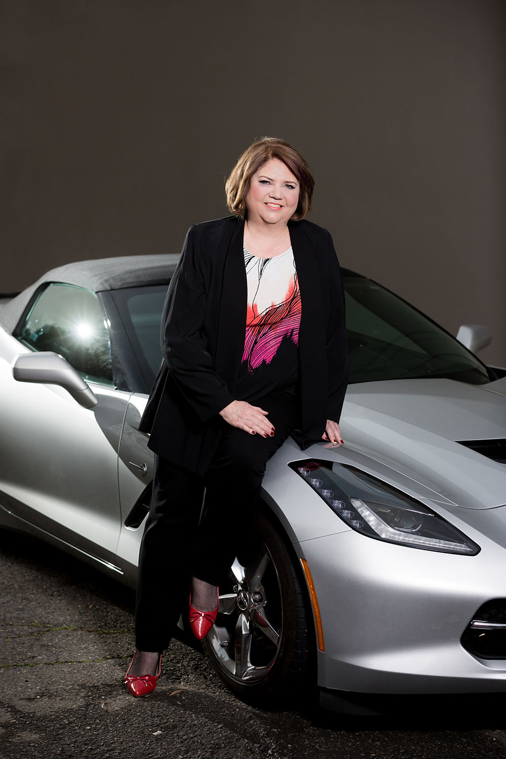 cinecrown-headshot-photography-Janate-on-the-car