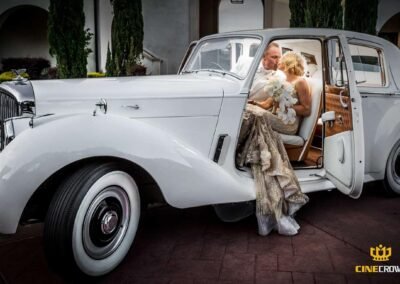 cinecrown-wedding-photo-catta-verdera-couple-in-vintage-car