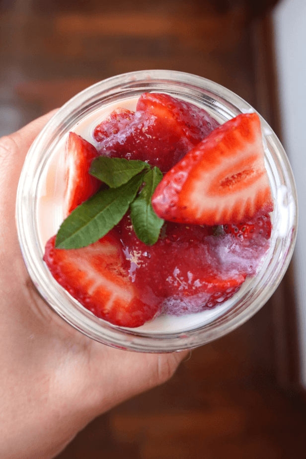Hoy te traigo una receta deliciosa y súper fácil: ¡Pudín de Chía y Avena! Este desayuno es perfecto para los días de calor y muy nutritivo.