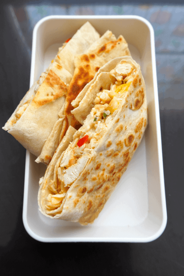 Este wrap de pollo y chipotle es una forma deliciosa y fácil de hacer un wrap de pollo estilo restaurante pero en casa. Esta es una pequeña gran receta para el almuerzo o una cena rápida en un día ajetreado. Me gusta que mi "wrap de pollo con chipotle" vaya por el lado más suave. Pero también comparto algunos consejos que puedes usar si te gusta un sándwich de pollo un poco más picante.