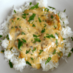 ¿Te has preguntado cómo darle un giro fresco y aromático a la clásica pechuga de pollo? Esta receta de Pechuga de Pollo en Salsa Cremosa de Coco transforma un plato sencillo en una experiencia deliciosa con notas tropicales y especias que aportan profundidad de sabor.