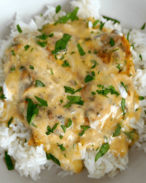 ¿Te has preguntado cómo darle un giro fresco y aromático a la clásica pechuga de pollo? Esta receta de Pechuga de Pollo en Salsa Cremosa de Coco transforma un plato sencillo en una experiencia deliciosa con notas tropicales y especias que aportan profundidad de sabor.