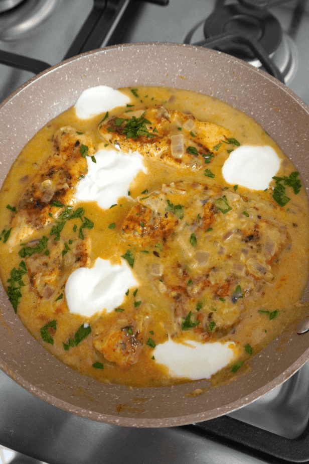 La leche de coco le da una textura aterciopelada y un toque ligeramente dulce, balanceado por la frescura del jengibre y el toque de paprika. Perfecto para sorprender con algo diferente sin complicaciones, y listo en pocos pasos.