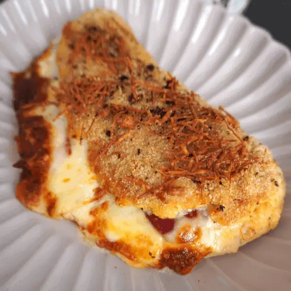 Pollo relleno con espinaca, queso crema y pimientos asados