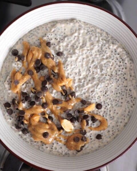 pudin de chia con sabor a mantequilla de mani servido en bowl