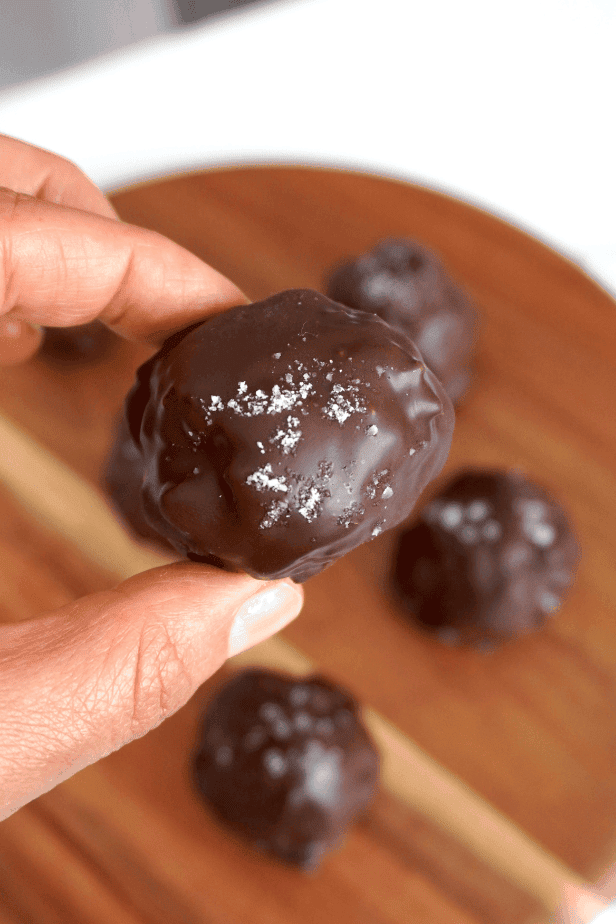 Bolitas de mantequilla de maní y galletas de arroz listas para cubrir con chocolate.