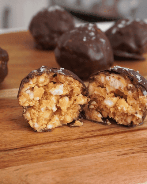 Bolitas crujientes bañadas en chocolate sobre un plato blanco.