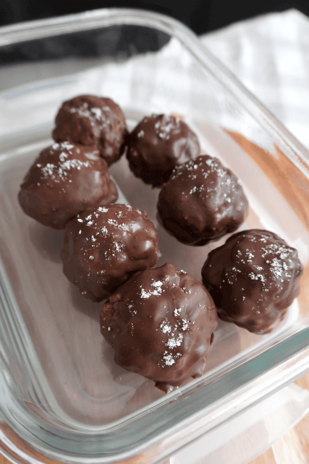 Bolitas bañadas en chocolate antes de que la cobertura endurezca.