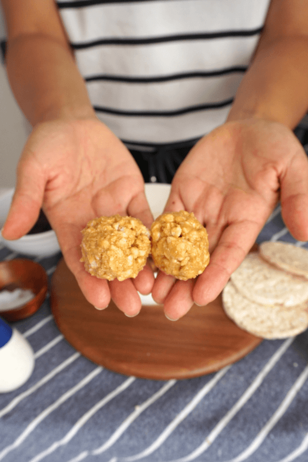 Bolitas de mantequilla de maní y galletas de arroz