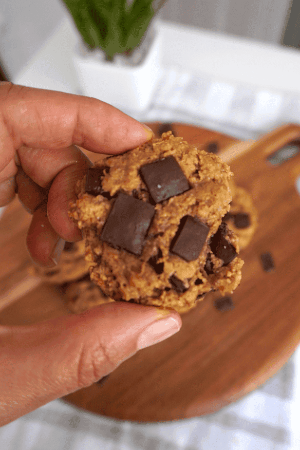 Banana Chocolate Chip Cookies recién horneadas con una textura suave y chispas de chocolate.