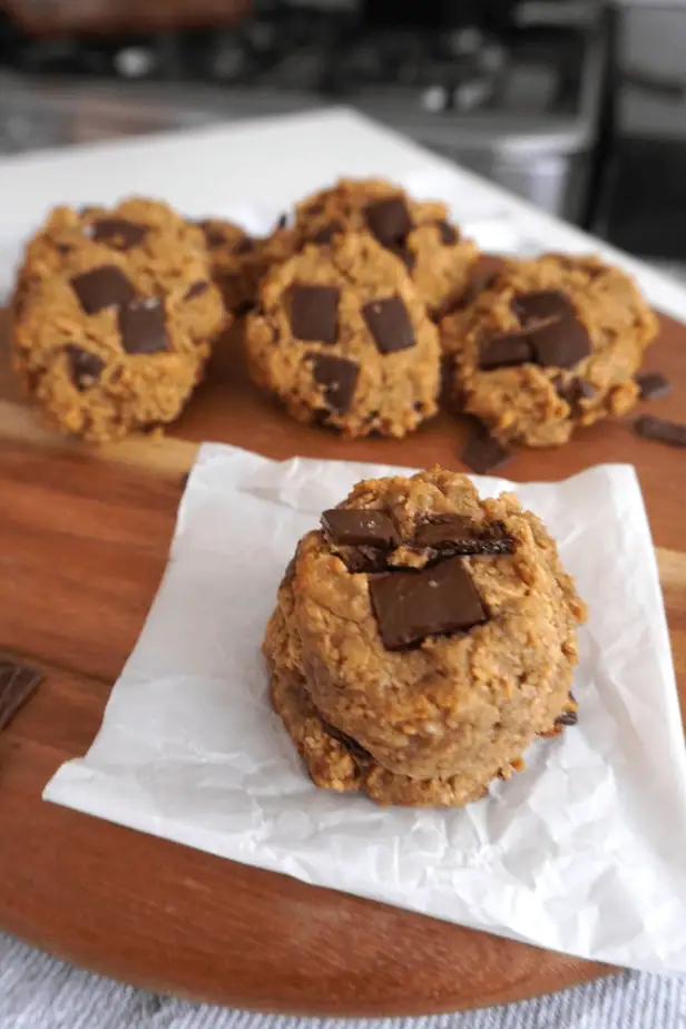 Primer plano de Banana Chocolate Chip Cookies saludables con trozos de chocolate oscuro.