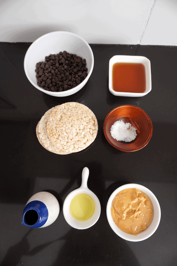 Ingredientes para preparar bolitas crujientes de chocolate: mantequilla de maní, miel, vainilla, galletas de arroz, chocolate y aceite de coco.