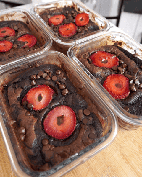 Estos panqueques de chocolate altos en proteína son la opción perfecta si buscas un desayuno saludable que también satisfaga tus antojos de chocolate.  Se preparan en moldes individuales, se hornean en lugar de cocinarse en sartén y quedan increíblemente esponjosos, húmedos y con un delicioso sabor a chocolate.