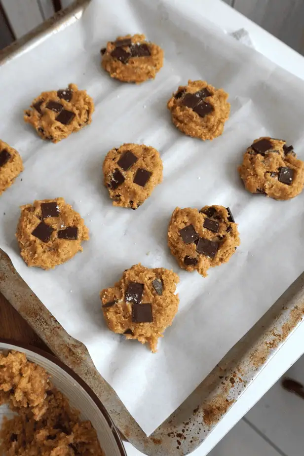 Formando las galletas de banana y chocolate antes de hornearlas